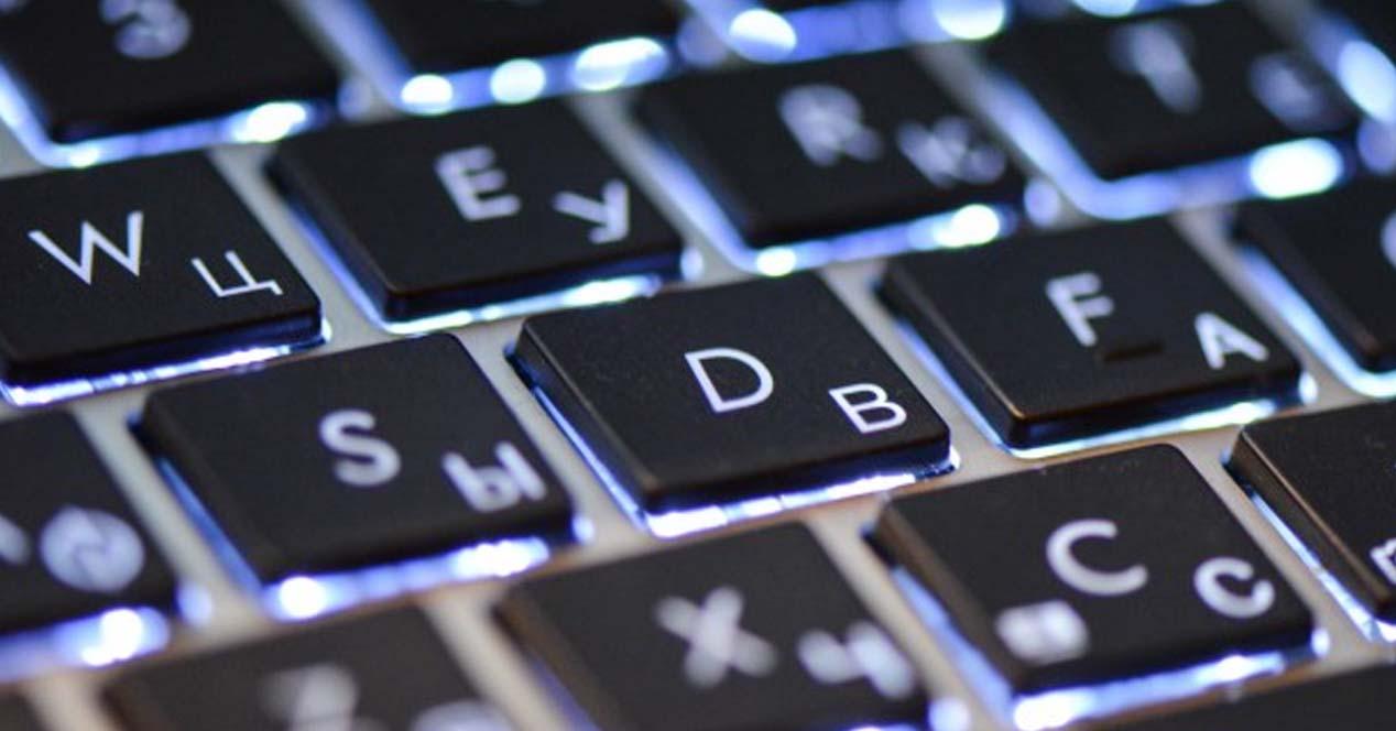 ¿Cómo escribir arroba en el teclado de una laptop y computadora de escritorio?